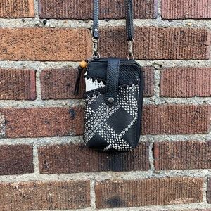 he Sak Iris Smartphone Crossbody Wallet – Black/White Floral Plaid